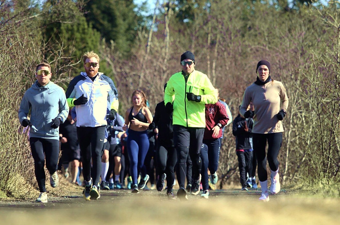 Siggi running a trail with a group of runners