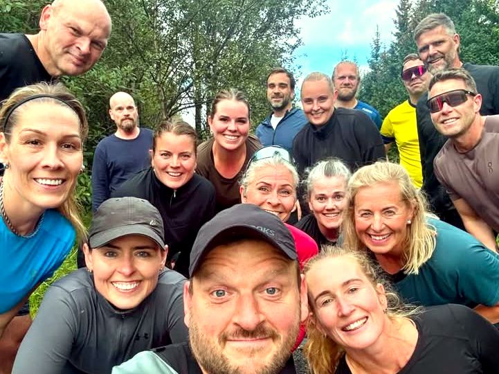 Siggi taking a selfie with a big smiling running group